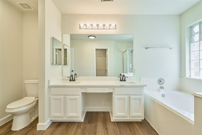 Building Photo - 354 Fantasy Ln