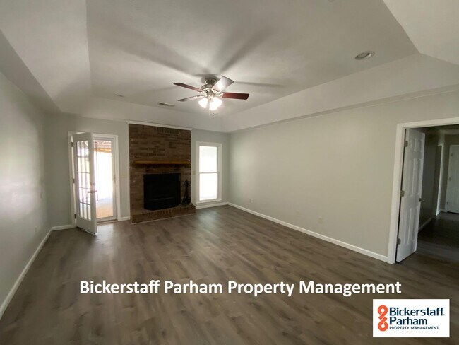 Building Photo - Welcome to this charming 3-bedroom, 2-bath...