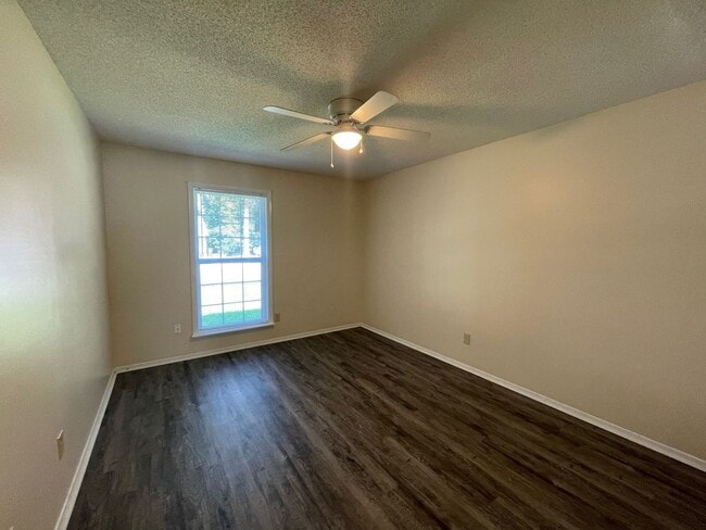 Building Photo - Lovely 2 Bedroom 1 Bath Duplex