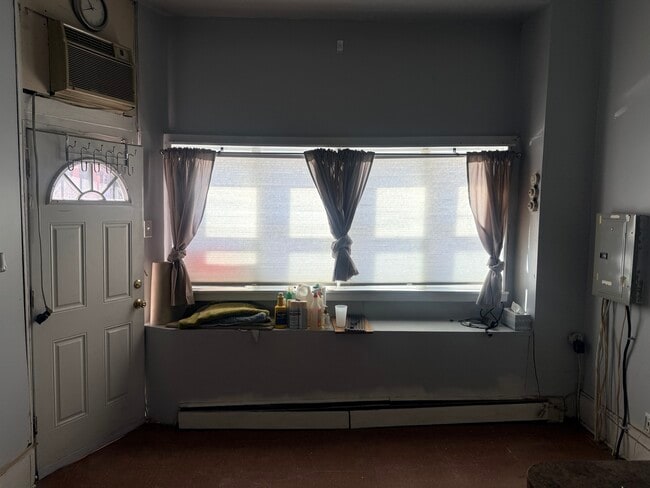 Building Photo - 675 N 11th St