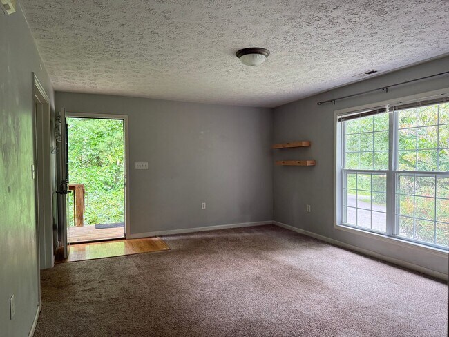 Building Photo - 4 Greenbriar Rd