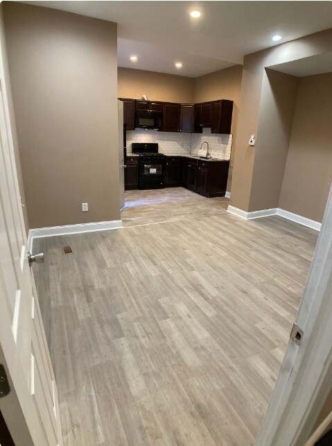 Building Photo - 1950 Clarence St