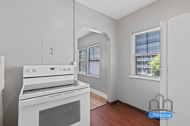 Building Photo - Exceptional Value: Charming Portland Studio ($1,100)