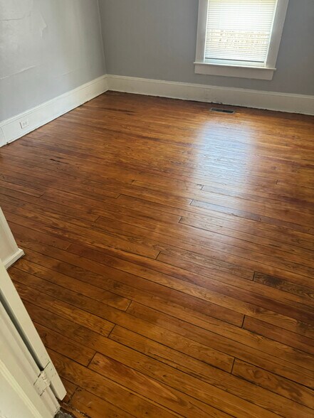 Building Photo - 533 Farley Ave