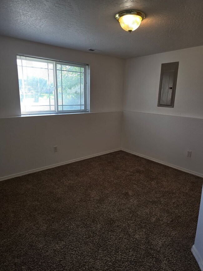 Building Photo - Spacious 4 bedroom 3.5 Bath Home for Rent ...