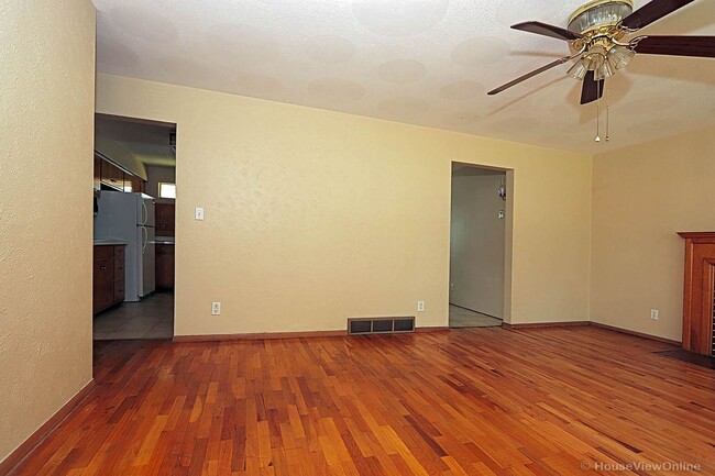 Building Photo - House Close To Campus- Available in July 2026