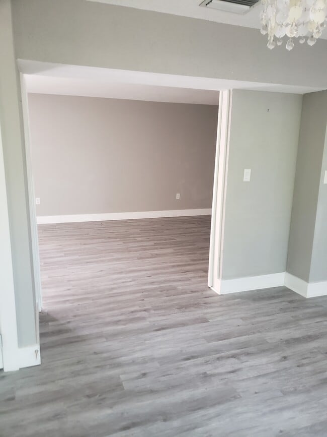 Building Photo - 8060 Canterbury Cir