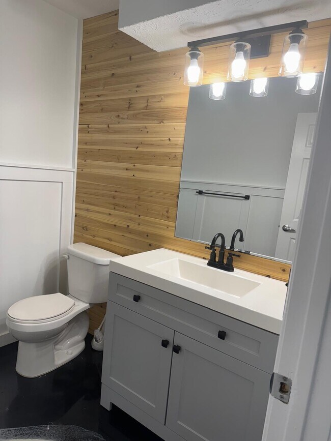 Building Photo - 262 SW Crescent Ave