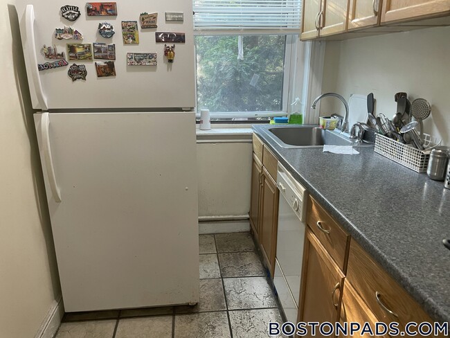 Building Photo - 352 Riverway