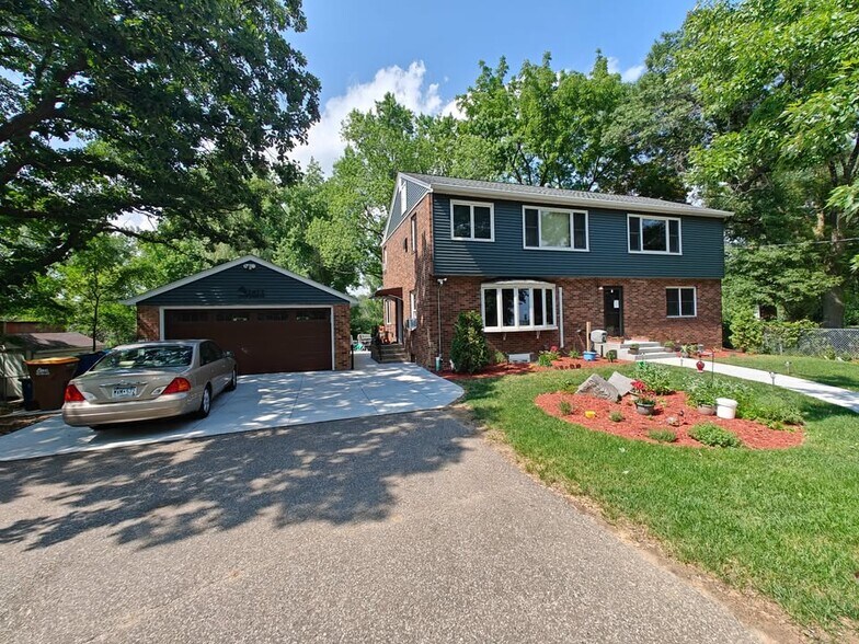 Building Photo - 2473 Lake Ave