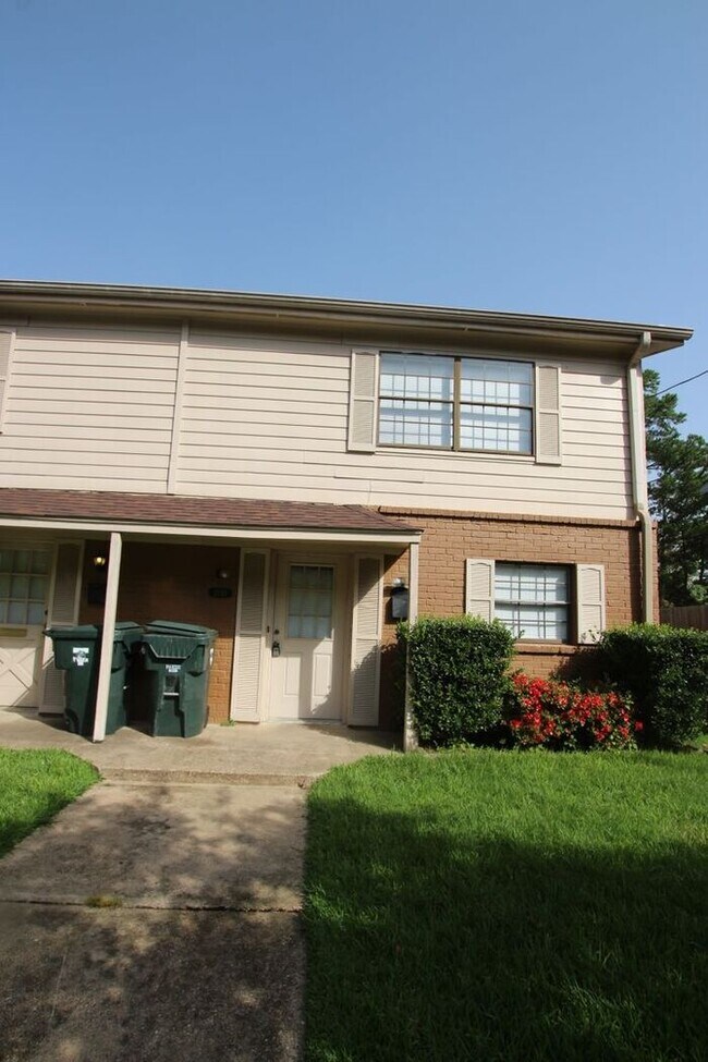 Building Photo - Beautiful 3 Bedroom, 2.5 Bath Townhome in Tyler – Available!