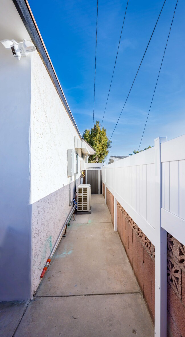 Building Photo - 825 E Verdugo Ave