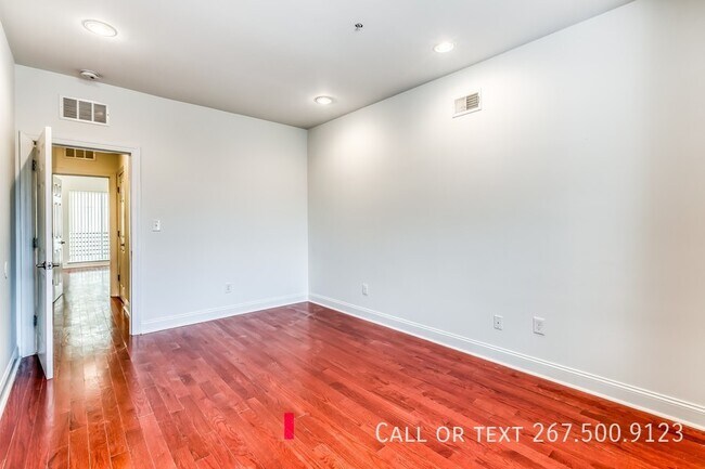 Building Photo - 1456 E Columbia Ave