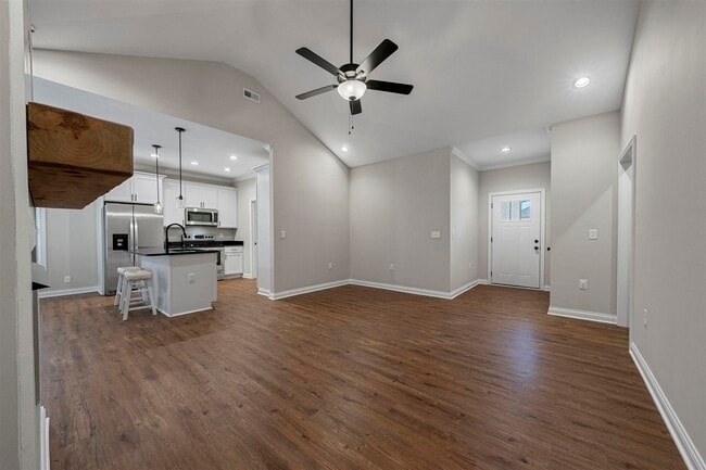 Building Photo - 821 Poplar Log Dr