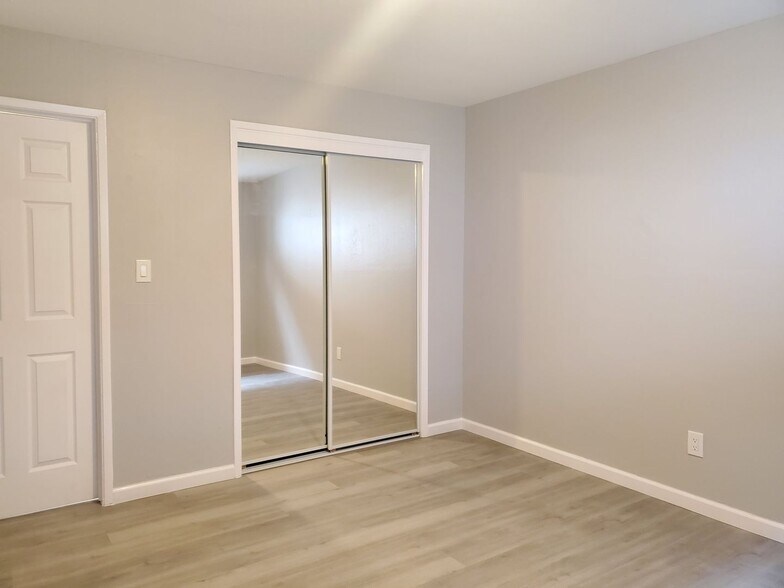 Building Photo - 3756-3762 Poinciana Dr