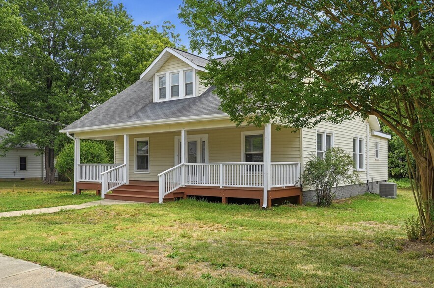 Building Photo - 716 Everett St