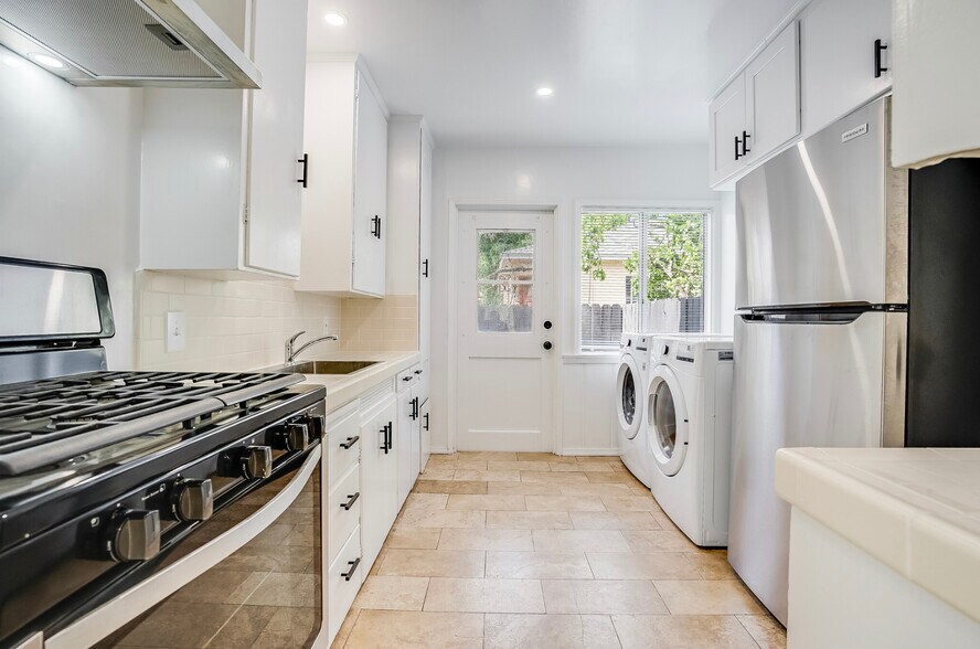 storage/oven/fridge - 4244 Tujunga Ave