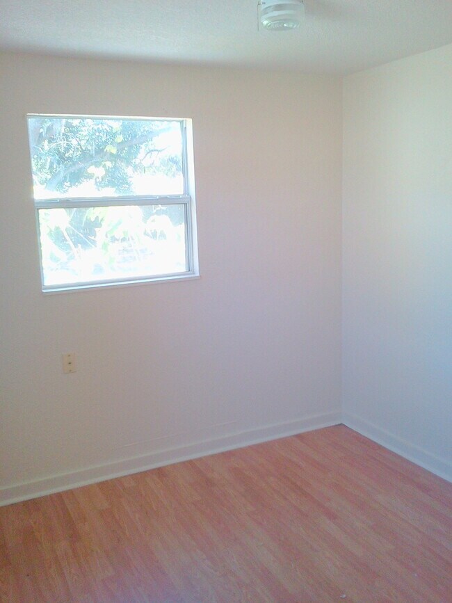 Building Photo - 3BR/1BA with HUGE Backyard, Laminate Wood ...