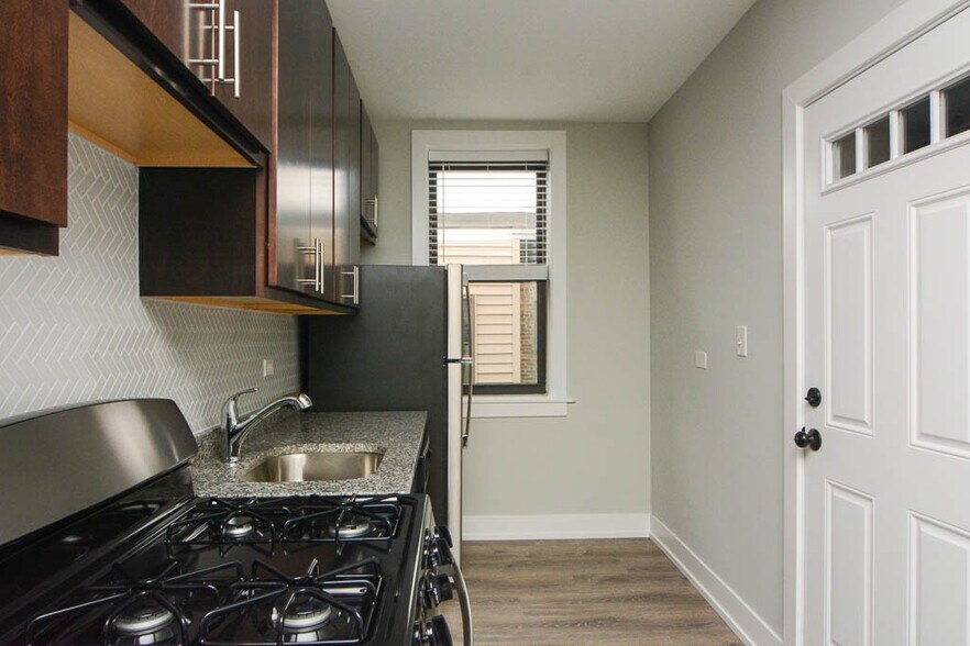 Building Photo - 722 W Brompton