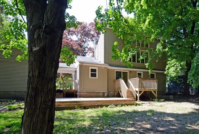 Building Photo - Beautiful 4 Bed 2.5 Bath Home in Minnetonka!