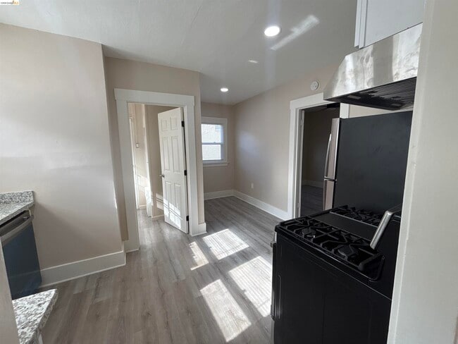 Building Photo - 706 E 12th St