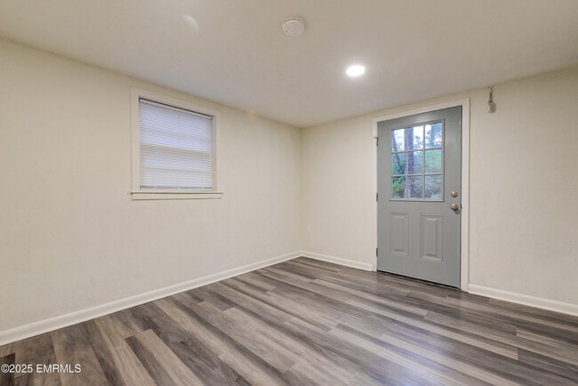 Building Photo - 1390 N Hills St