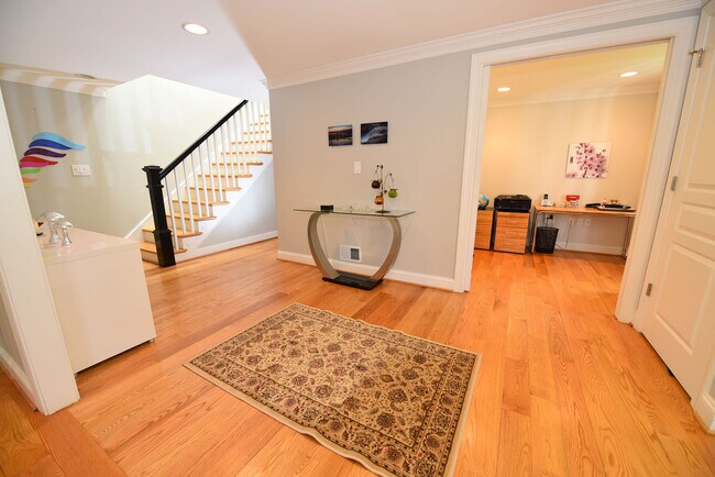 Building Photo - Luxurious Spacious and Bright , Gorgeous P...