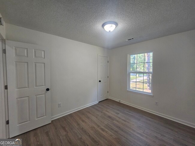 Building Photo - 150 Park Timbers Dr