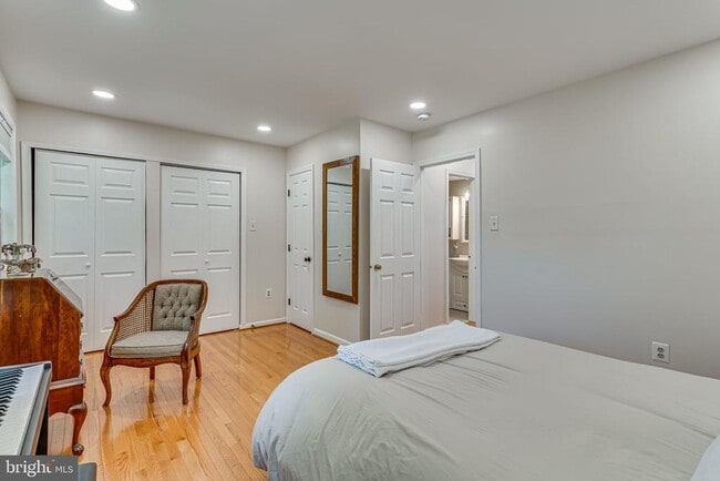 Building Photo - 912 Green St