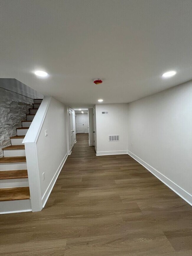 Building Photo - 3 bedrooms 2 bathrooms, 21218