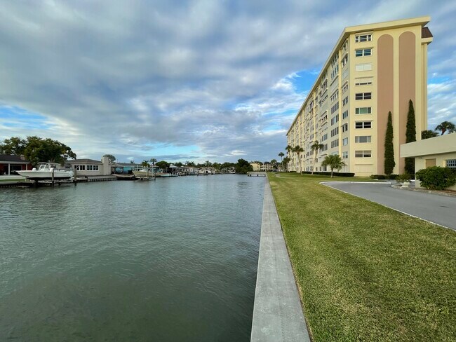 Building Photo - 4750 Cove Cir