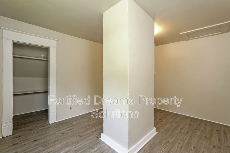 Building Photo - 518 W 20th St