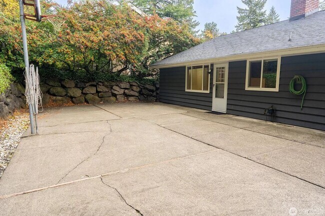 Building Photo - 3bd/2.25ba Bellevue Home