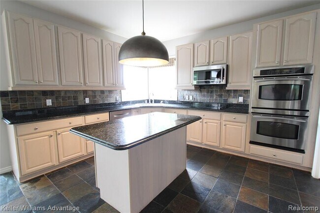 Building Photo - 18547 Clairmont Cir E
