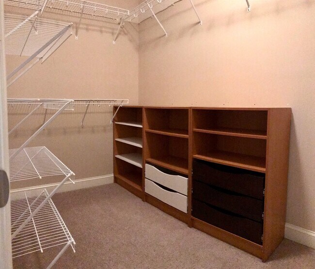 Building Photo - Rad in Raintree!