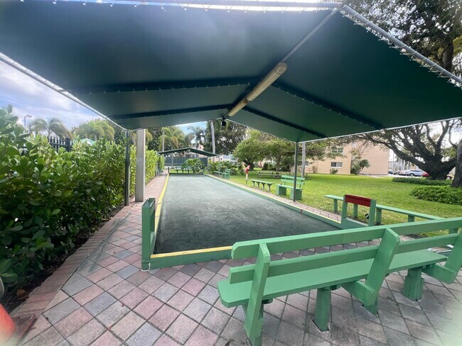 Building Photo - 2615 NE 3rd Ct