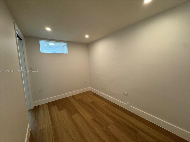 Building Photo - 825 Brickell Bay Dr