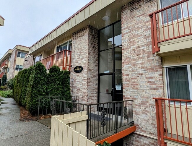 Building Photo - VIEW RIDGE 2 bedroom End Unit Condo in Sec...