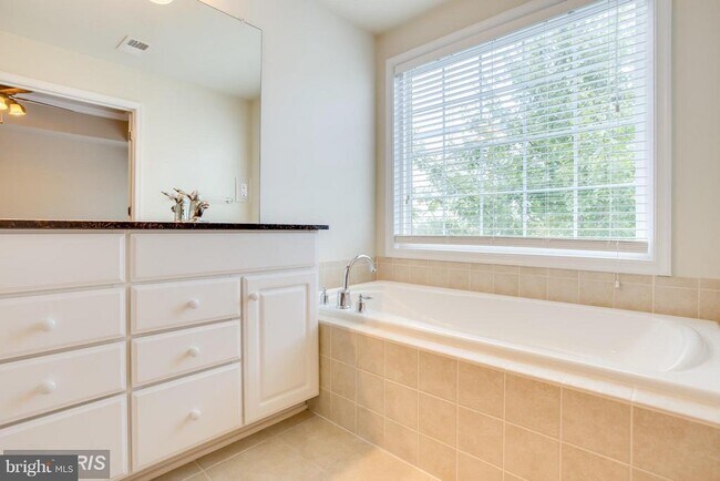 Building Photo - 2159 Oberlin Dr