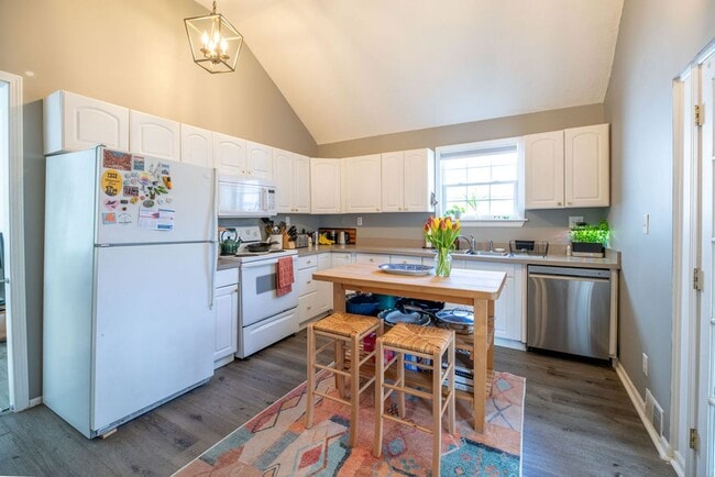 Building Photo - Prime Tremont Location | 2BR with Yard & Parking