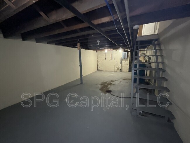 Building Photo - 2006 Holly St