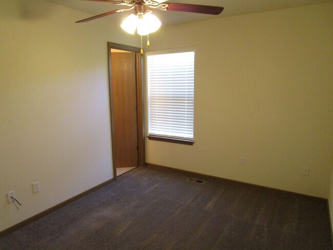 Building Photo - 707-707 Glenstone Dr