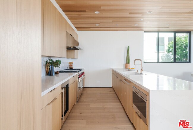 Building Photo - 611 Broadway St