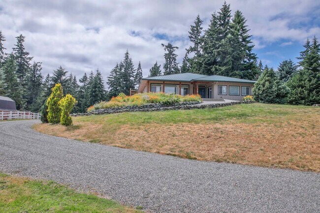 Building Photo - Country Home on Acreage and Pet Friendly!