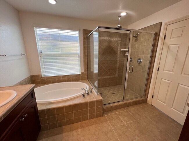 Building Photo - Desirable and Spacious 5-Bedroom Home in Empire Ranch!