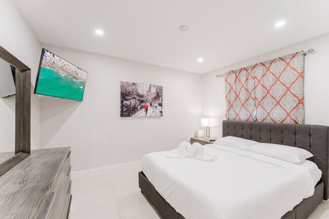 Building Photo - 4017 Monroe St