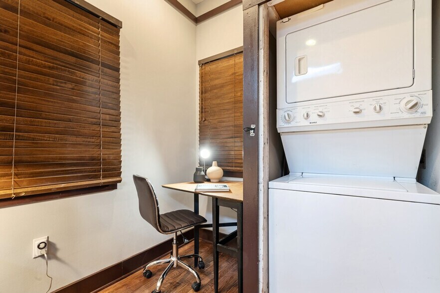 Building Photo - 1208 E Thomas St