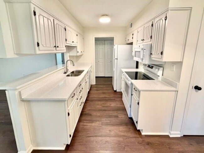 Building Photo - Newly renovated 3BR 2 bath home in Bartlett with separate Living Rm & Den!