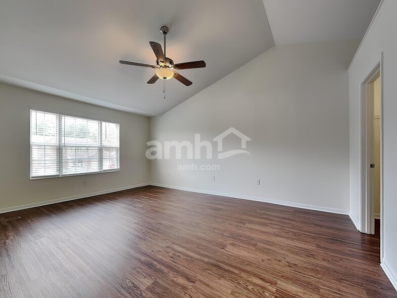 Building Photo - 2819 Coachlight Ln