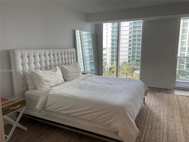 Building Photo - 10275 Collins Ave